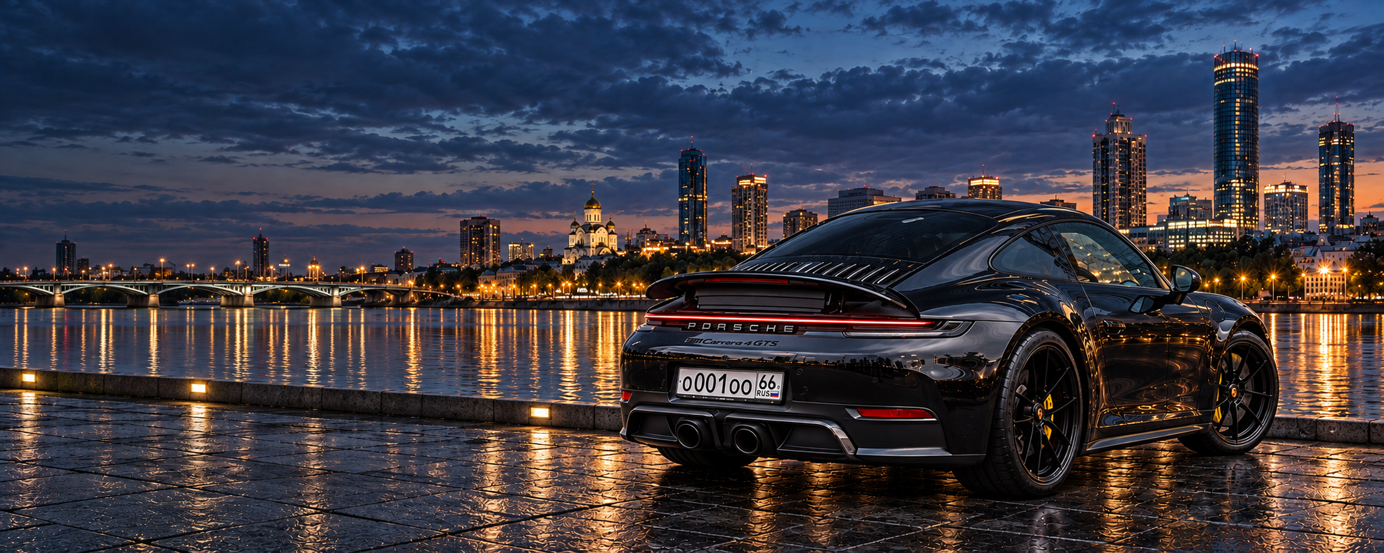 Porsche 911 с номером О001ОО 66, вид сзади на вечерней набережной